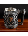 Tazza medievale ornamentale in resina con design di asce e scudi