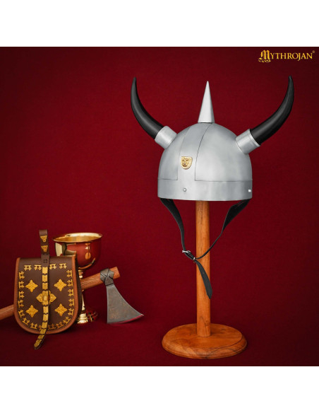 Casco vichingo con corna e piastra di...