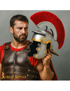 el casco da centurione romano con cresta rossa