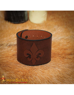 Bracciale medievale in pelle con motivo in rilievo di...