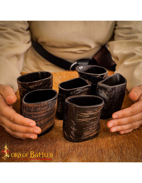 Set di 6 bicchieri medievali in corno...