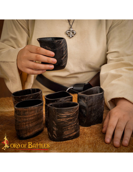 Set di 6 bicchieri medievali in corno...