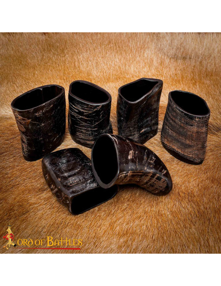 Set di 6 bicchieri medievali in corno...
