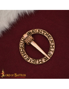Spilla medievale nordica a forma di anello con incisioni,...
