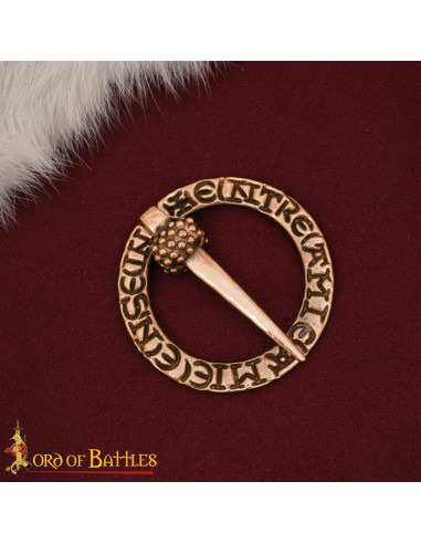 Spilla medievale nordica a forma di anello con incisioni, finitura in ottone invecchiato
