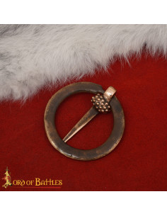 Spilla medievale nordica a forma di anello con incisioni,... 2