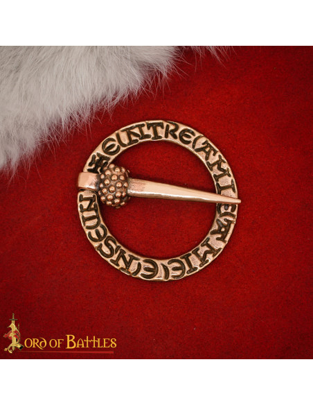 Spilla medievale nordica a forma di... Spilla medievale nordica a forma di...