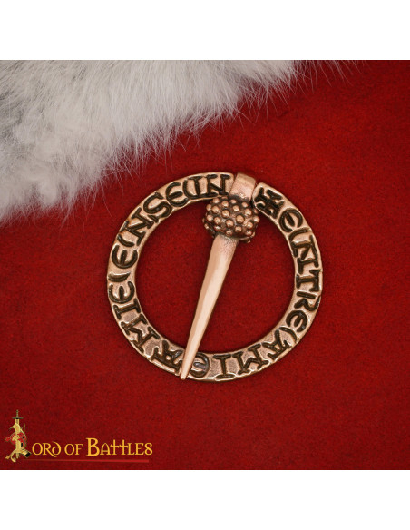 Spilla medievale nordica a forma di... Spilla medievale nordica a forma di...