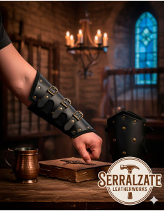 Bracciali medievali Badulf a tre cinturini in nero 2