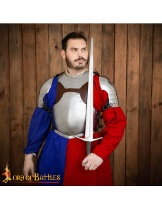 Corazza da cavaliere medievale in acciaio e cuoio
