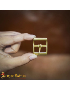 Fibbia medievale piccola in ottone massiccio (3,3x2,6 cm).