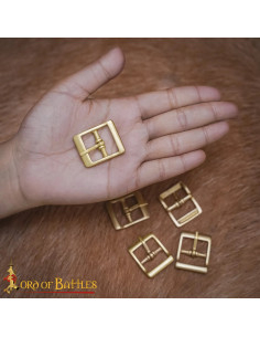 Fibbia medievale piccola in ottone massiccio (3,3x2,6 cm). 2