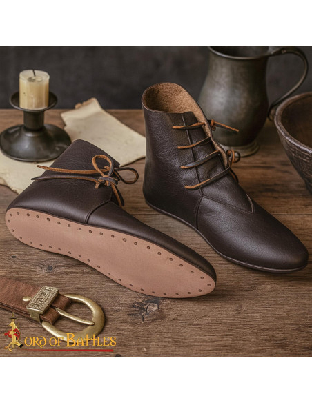 Stivaletti medievali in pelle marrone...