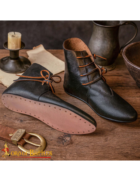 Stivaletti medievali in pelle nera...