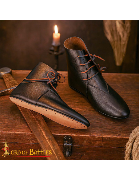 Stivaletti medievali in pelle nera...