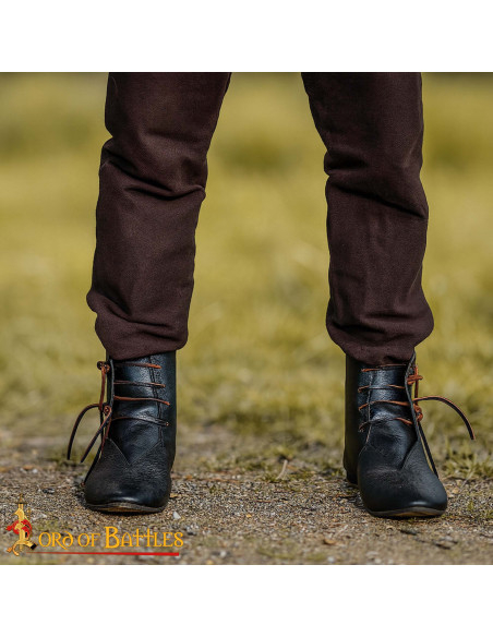 Stivaletti medievali in pelle nera...