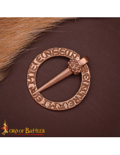 Fibbia medievale nordica a forma di anello con incisioni,...