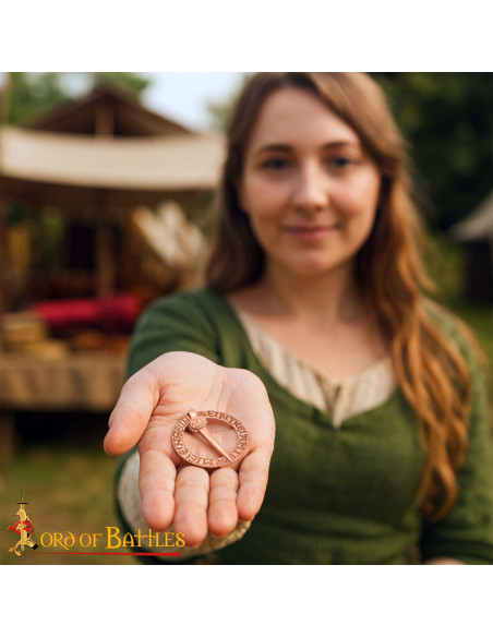 Fibbia medievale nordica a forma di...