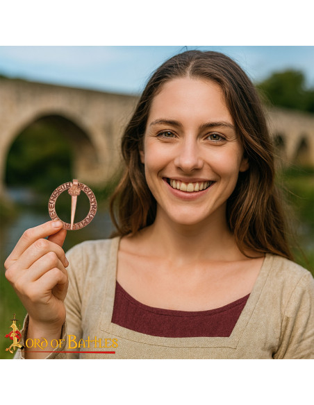 Fibbia medievale nordica a forma di...