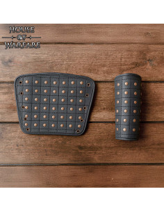 Bracciali medievali in pelle nera, borchie in ottone