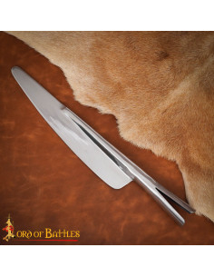 Punta di lancia medievale conica in acciaio temprato