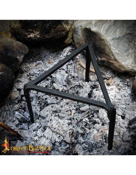 Tripode medievale per fuoco in ferro...