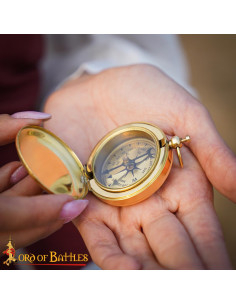 Bussola da tasca in ottone medievale per la navigazione