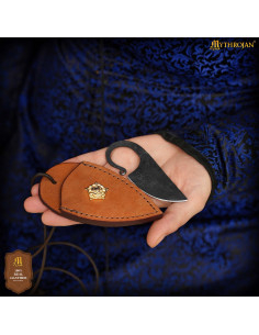 Coltello in ferro battuto con fodero in pelle decorato