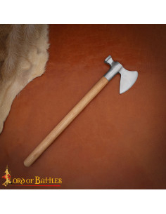 Ascia medievale in acciaio con testa di martello, manico...