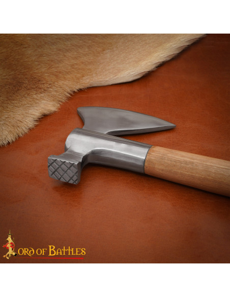 Ascia medievale in acciaio con testa...