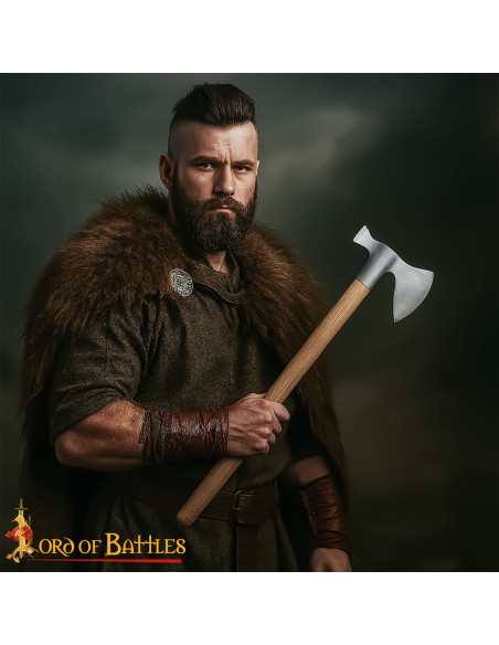 Ascia medievale in acciaio con testa...