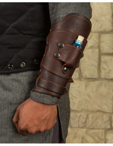 Bracciale con tasca per pozione modello Geralt, marrone mano sinistra