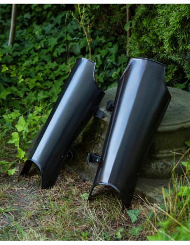 Greaves medievali modello Markward, finitura annerita