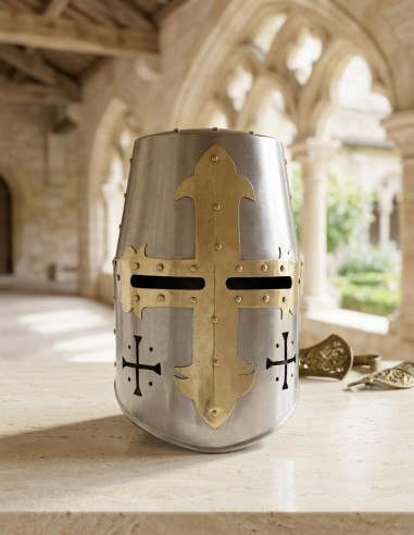 Elmo templare con croce frontale e laterale