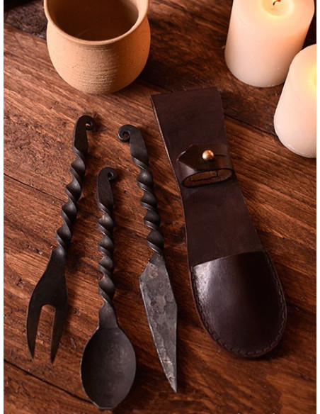 Posate medievali con coperchio