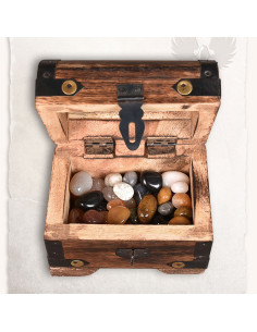 Cassapanca medievale con pietre colorate (10x7 cm.) 2