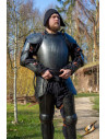 Armatura completa di soldato medievale, finitura nera