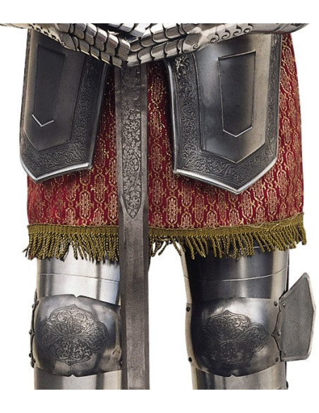 Armatura naturale in argento con incisioni e spada nelle mani