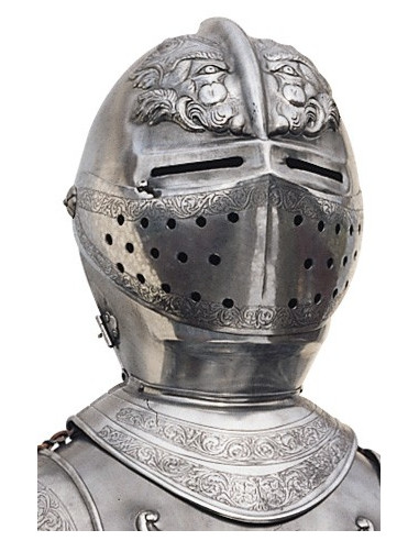 Armatura naturale in argento con incisioni, abito granato e spada nelle sue mani