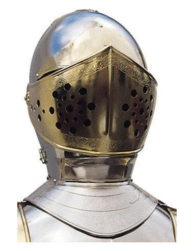 Armatura naturale in argento e oro con incisioni, abito granato e spada nelle sue mani