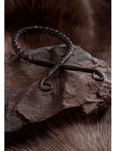 Grande ciondolo a forma di croce...