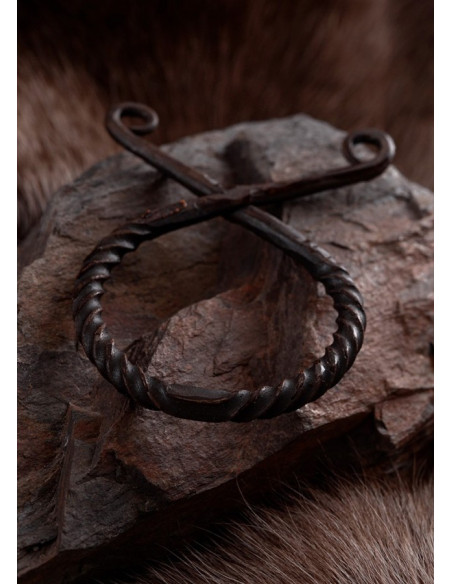 Grande ciondolo a forma di croce...