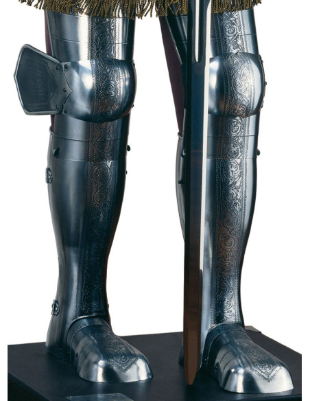 Armatura in argento naturale con incisioni, pennacchio di piume e spada nelle mani