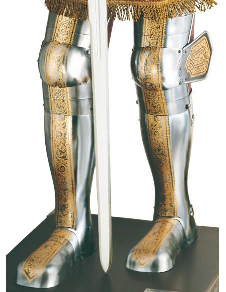 Armatura naturale in argento con incisioni dorate e spada nelle mani