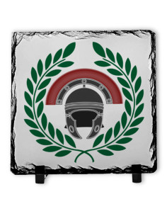 Elmo e corona d'alloro di centurione romano su pietra...