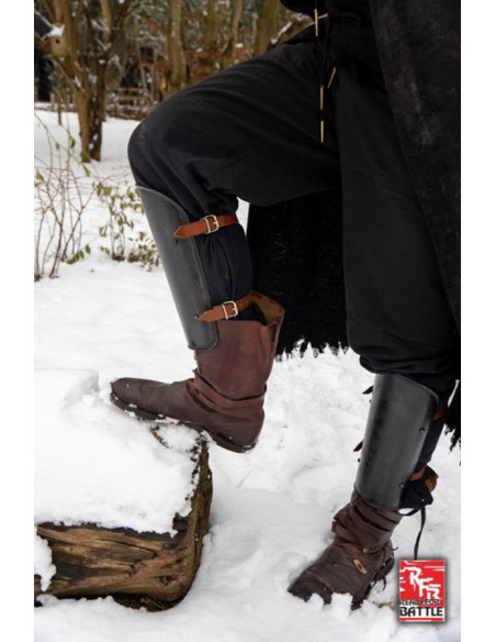 Semplici schinieri medievali in nero,...