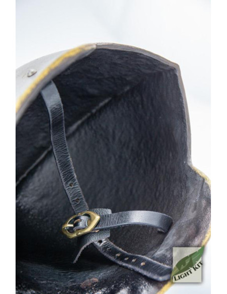 Elmo da cavaliere medievale in...