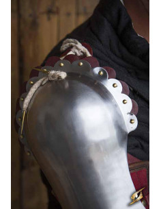 Spalline da paladino, finitura in pelle rossa 2