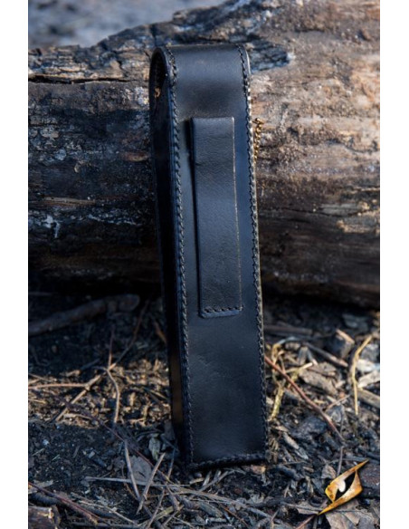 Posate medievali con coperchio nero:...