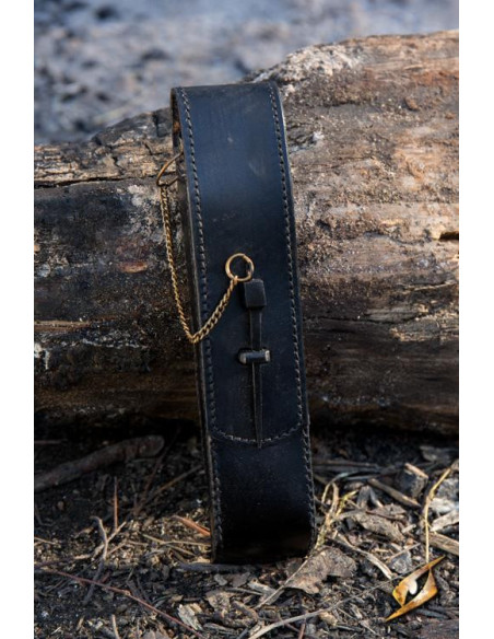 Posate medievali con coperchio nero:...